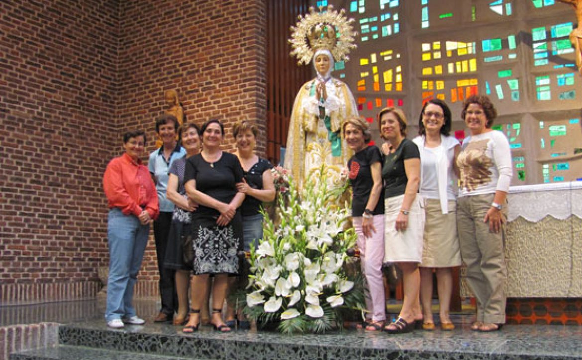 elche_junto_a_la_virgen