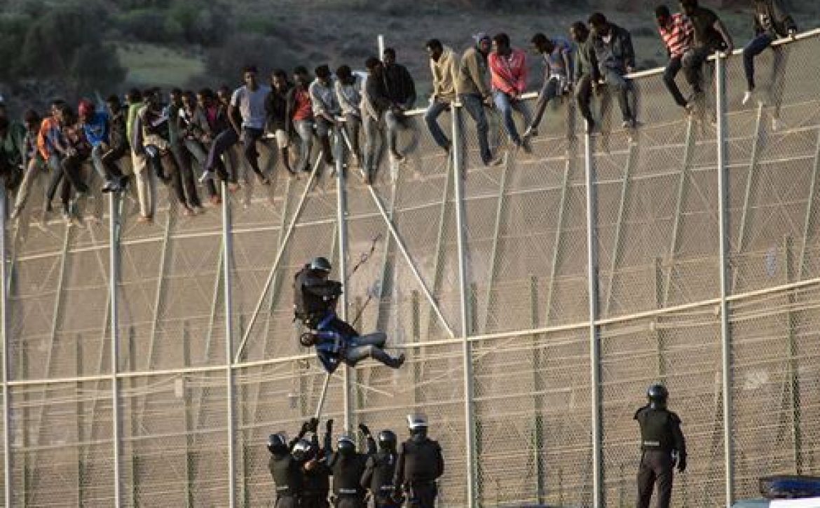 inmigrantes-encaramados-a-la-valla-de-melilla