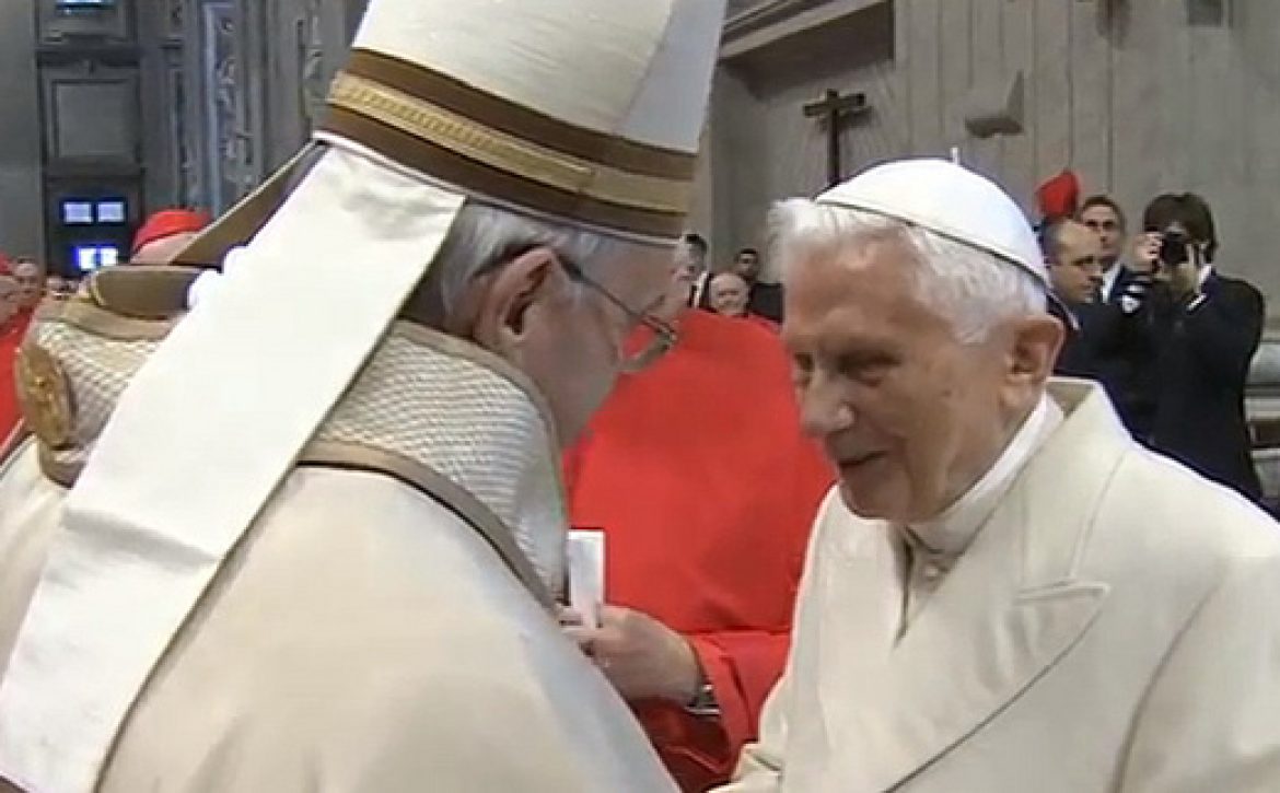 francisco-abraza-a-benedicto
