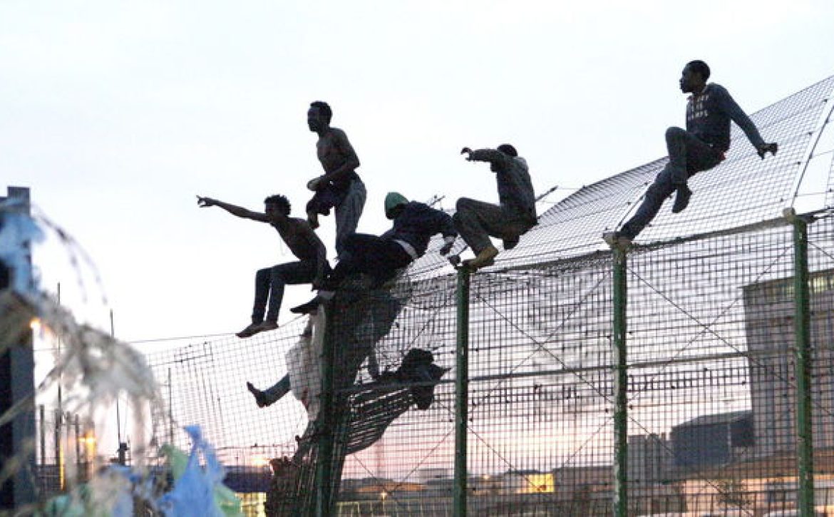 inmigrantes-intentan-saltar-valla-Melilla_MDSVID20140328_0025_17