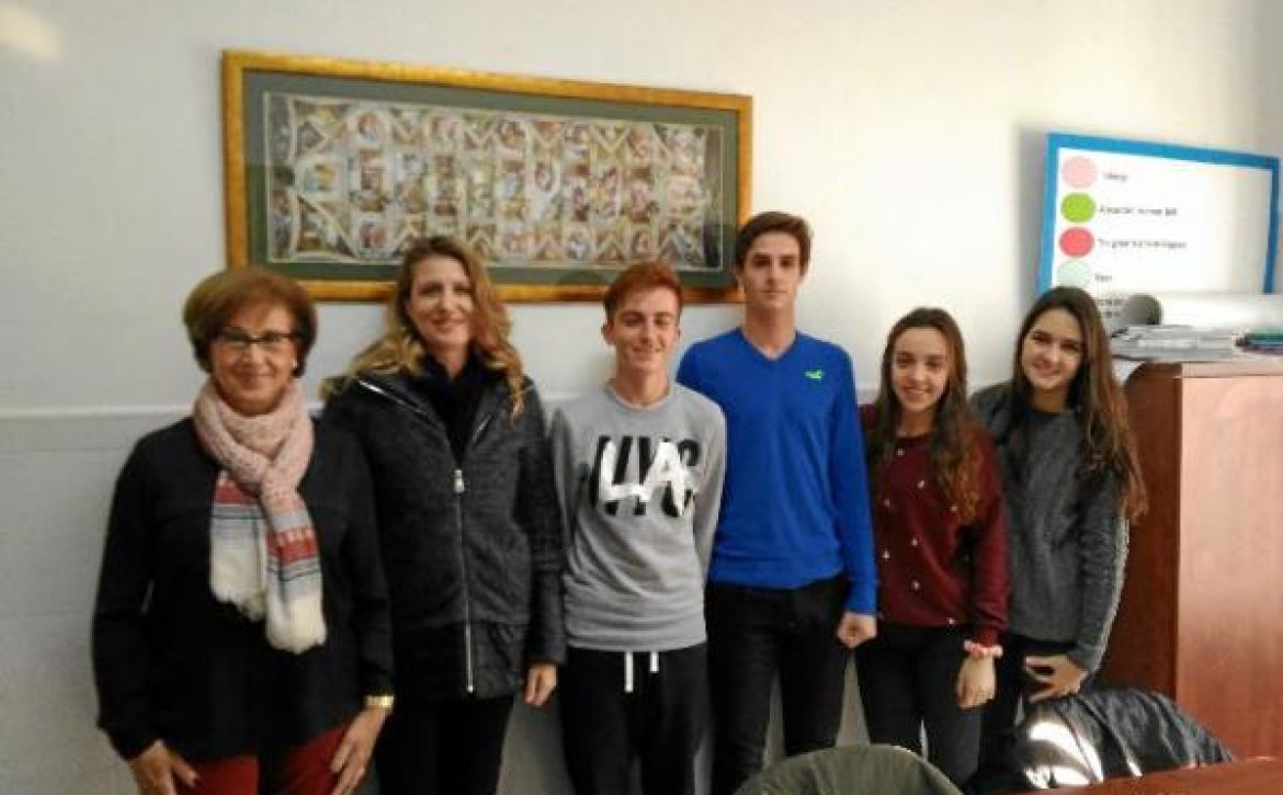 162384_99342_Jovenes-del-proyecto-con-la-directora-del-centro-Caridad-Martinez-_G
