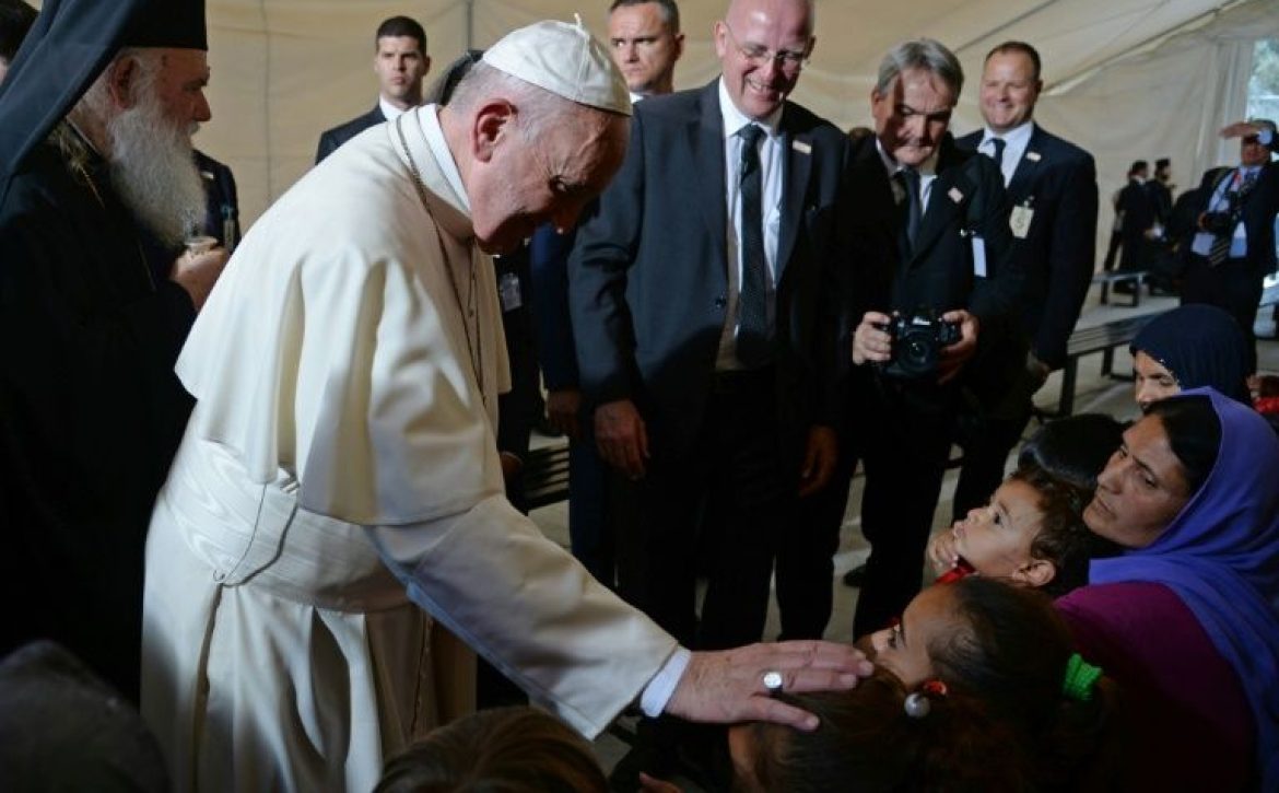papa-con-refugiados-de-lesbos
