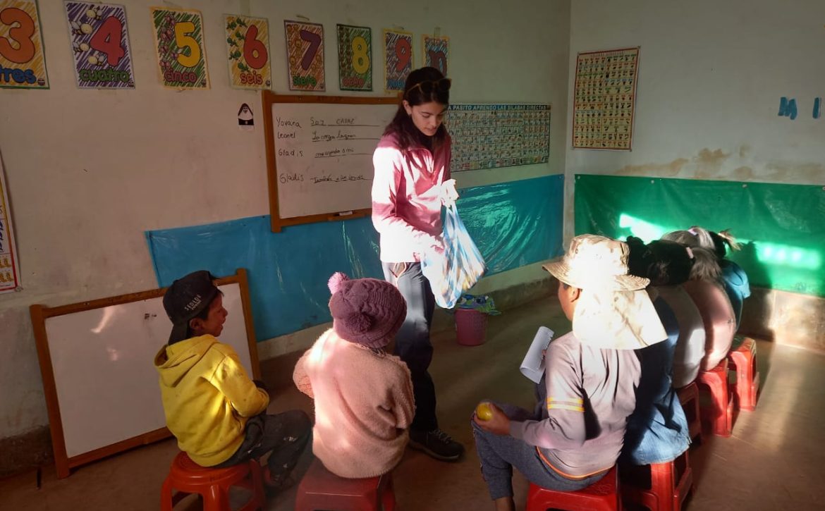 meriendas-en-el-apoyo-escolar.-Barrio-Lindo-Potosi